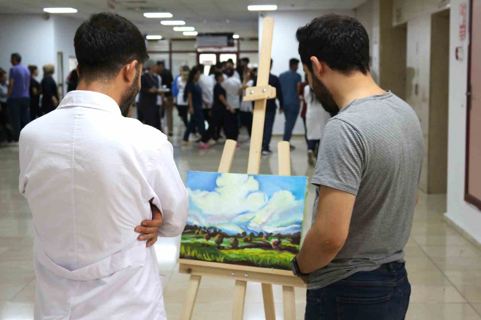 Covid s&uuml;recinde başlayan resim tutkusunun başarısını &ccedil;alıştığı hastanede sergiledi
