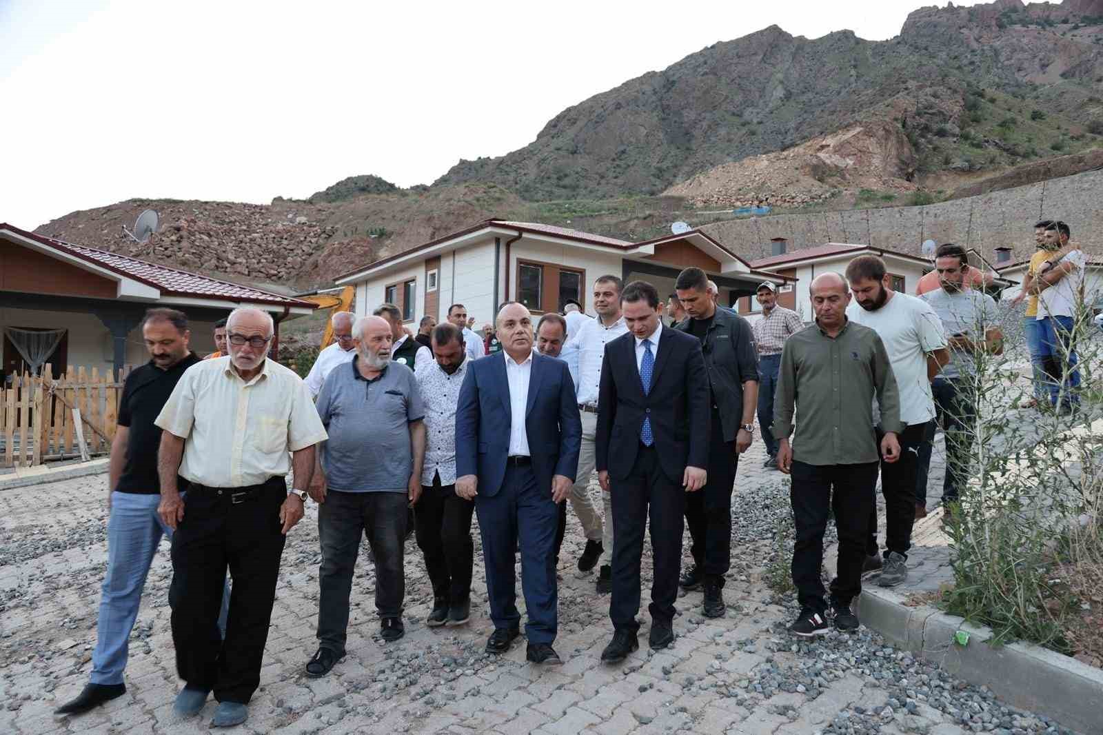 Artvin Valisi Cengiz Ünsal: "Yusufeli Yeniköy Köyü’nde kaya düşmesi tehdidi nedeniyle 5 ev tedbir amaçlı boşaltıldı"