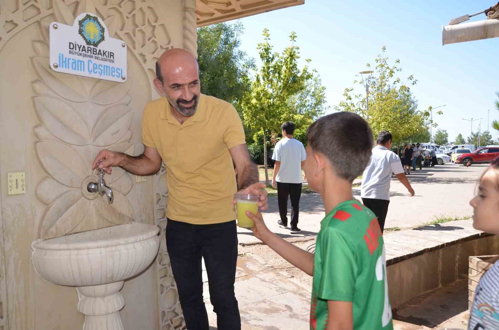 Diyarbakır Büyükşehir Belediyesi, hastanelerde limonata ikramına başladı