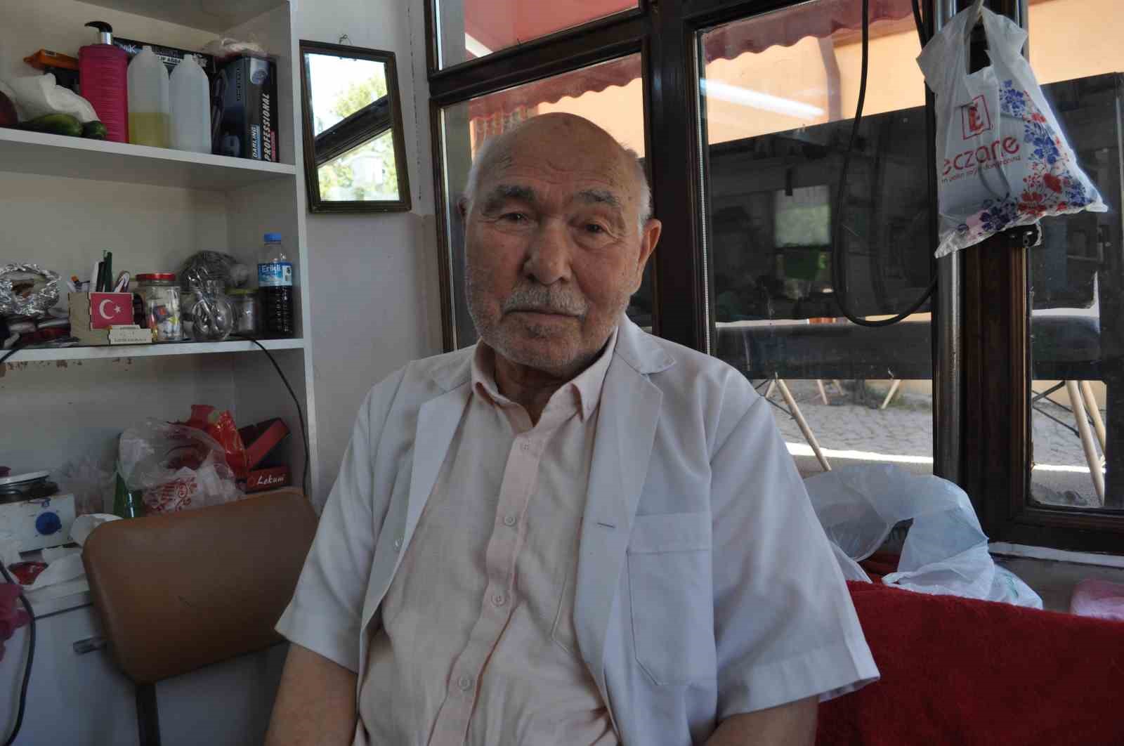 82 yaşında hala ilk günkü hevesle berberlik mesleğini sürdürüyor

