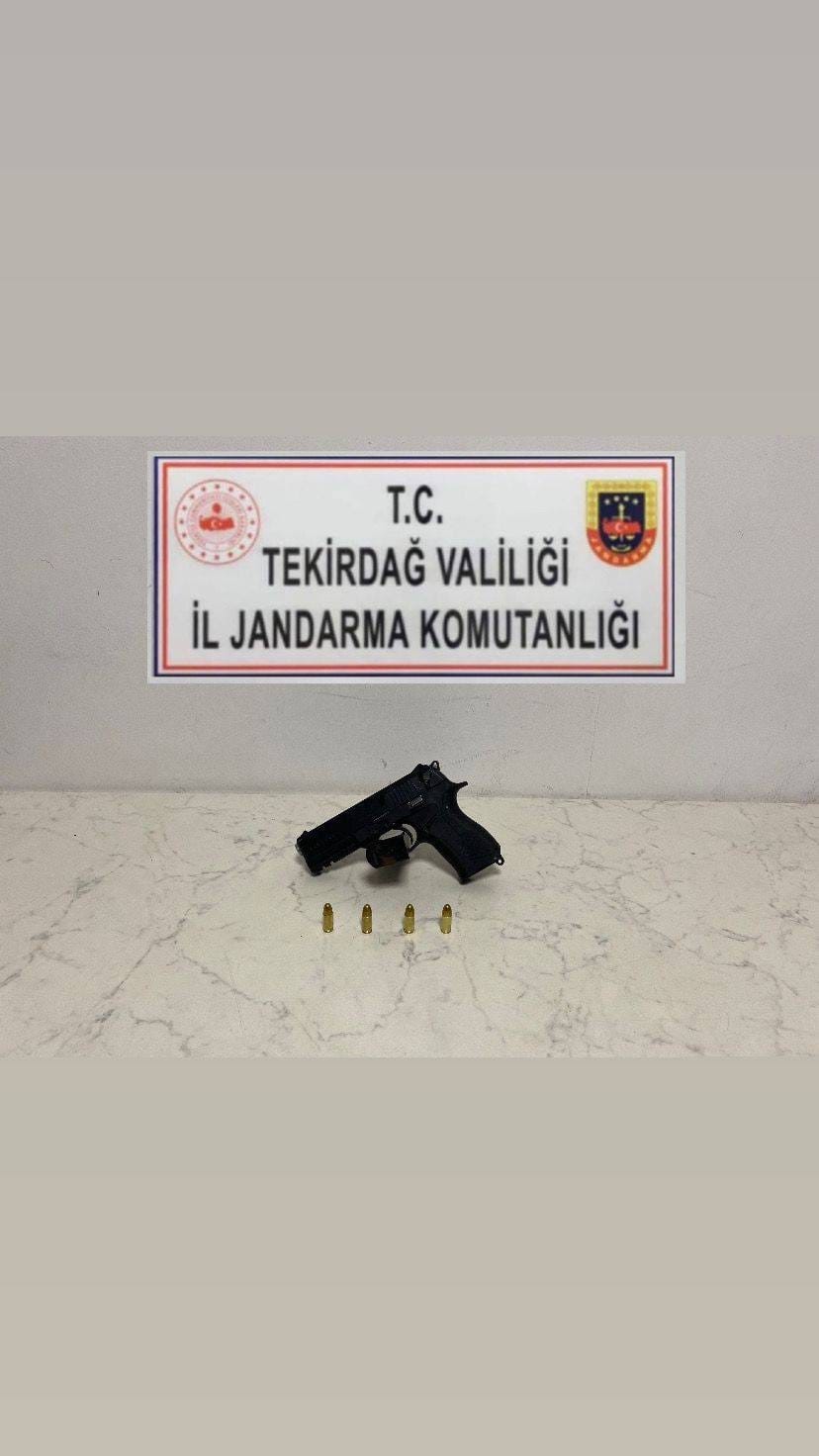 Tekirdağ&rsquo;da kasatura bı&ccedil;ağı ve silah ele ge&ccedil;irildi
