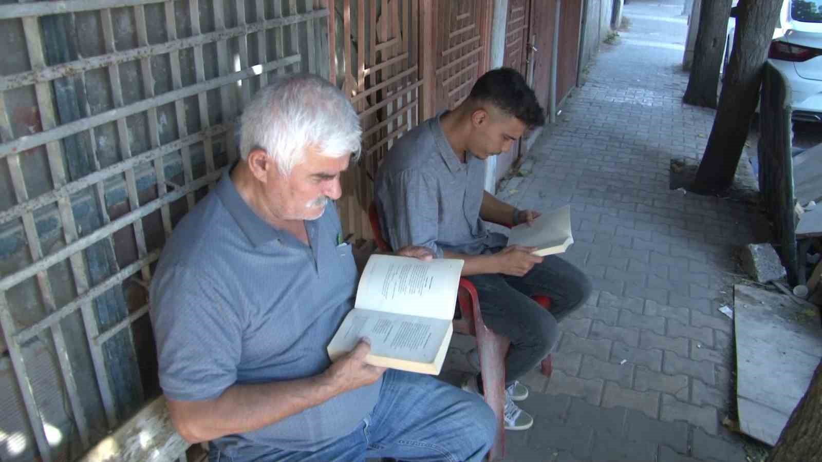 Bu fırında ekmek bekleyen m&uuml;şteriler kitap okuyor
