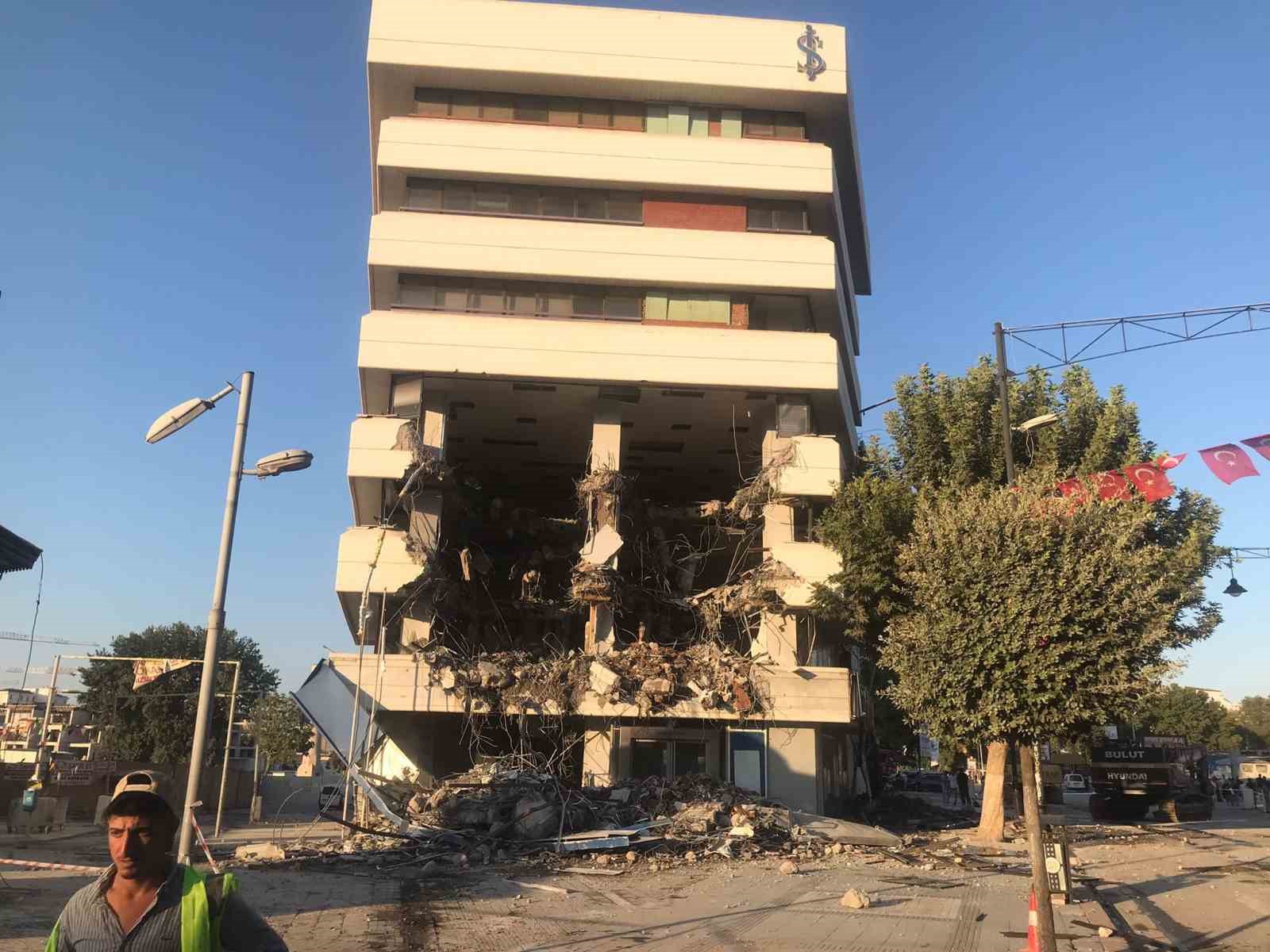 Malatya&rsquo;da yıkımı yapılan bina saniyeler i&ccedil;inde yerle bir oldu
