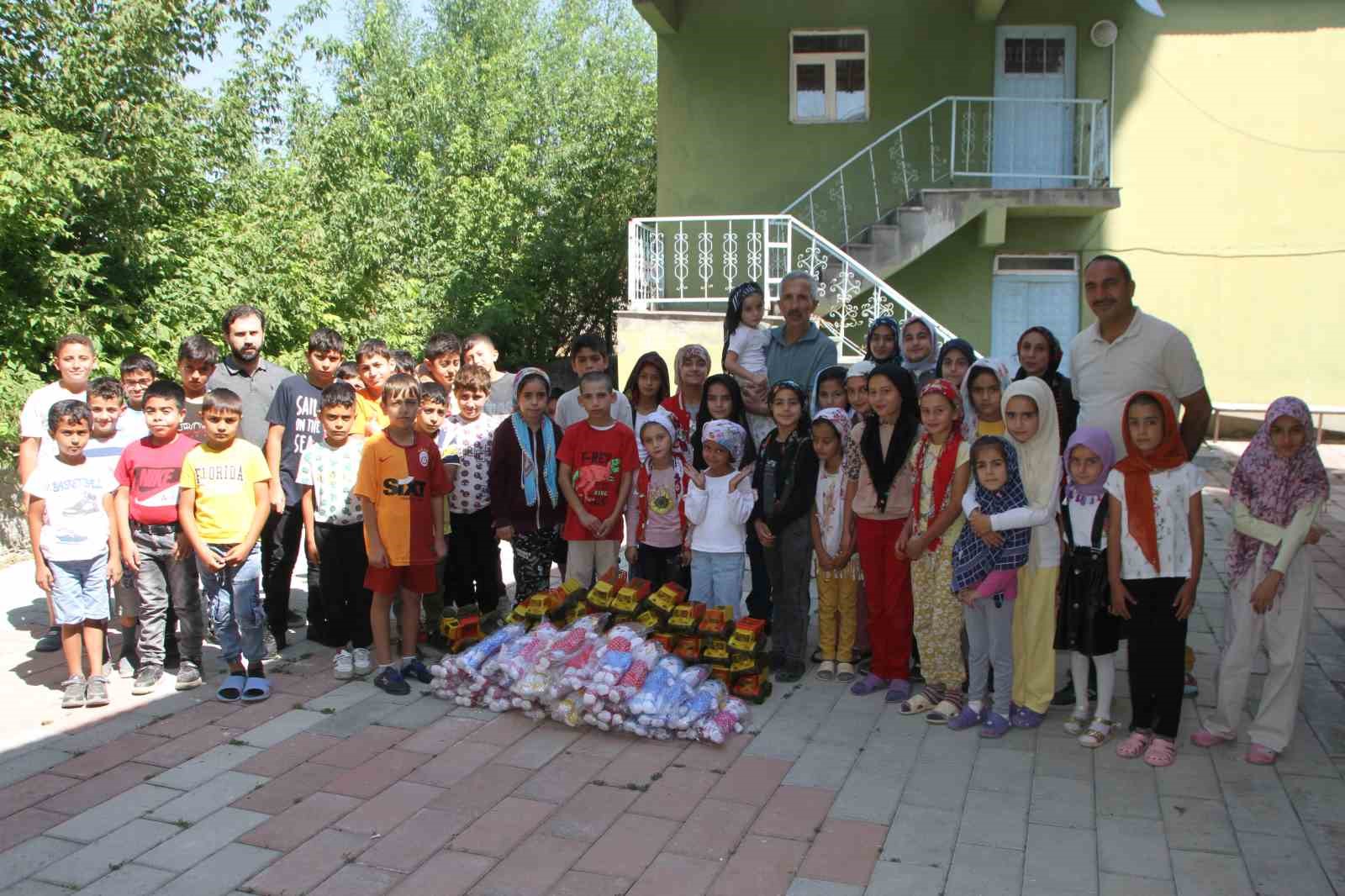 Mahalle muhtarından Kur’an kursu öğrencilerine oyuncak sürprizi
