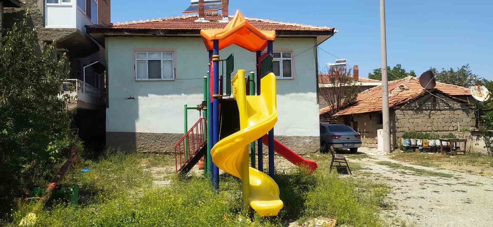 Hisarcık&rsquo;ta &ccedil;ocuk oyun parklarının beton ve toprak zemini tehlike sa&ccedil;ıyor
