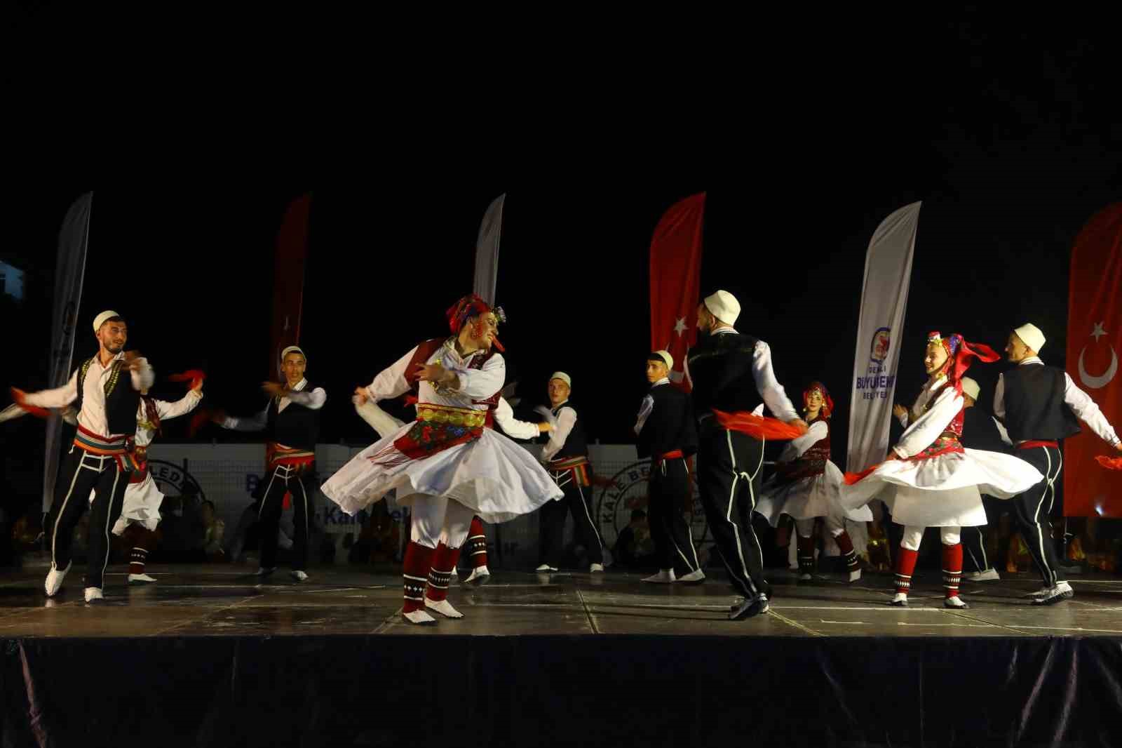 Denizli&rsquo;de halk dansları ş&ouml;leni yaşanıyor
