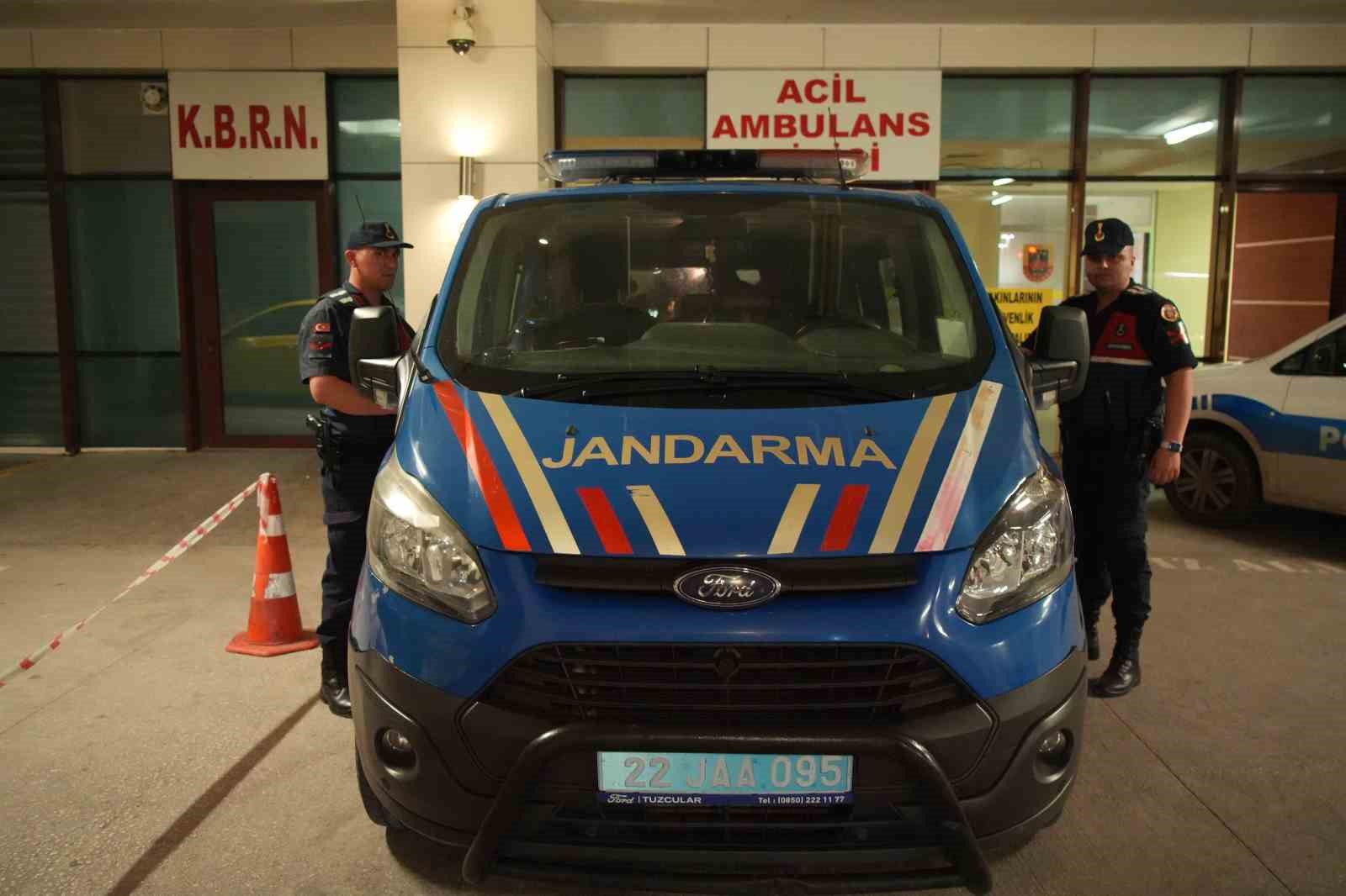 Edirne&rsquo;de Bulgaristan&rsquo;ın yalın ayak geri ittiği g&ouml;&ccedil;menleri Jandarma kucakladı
