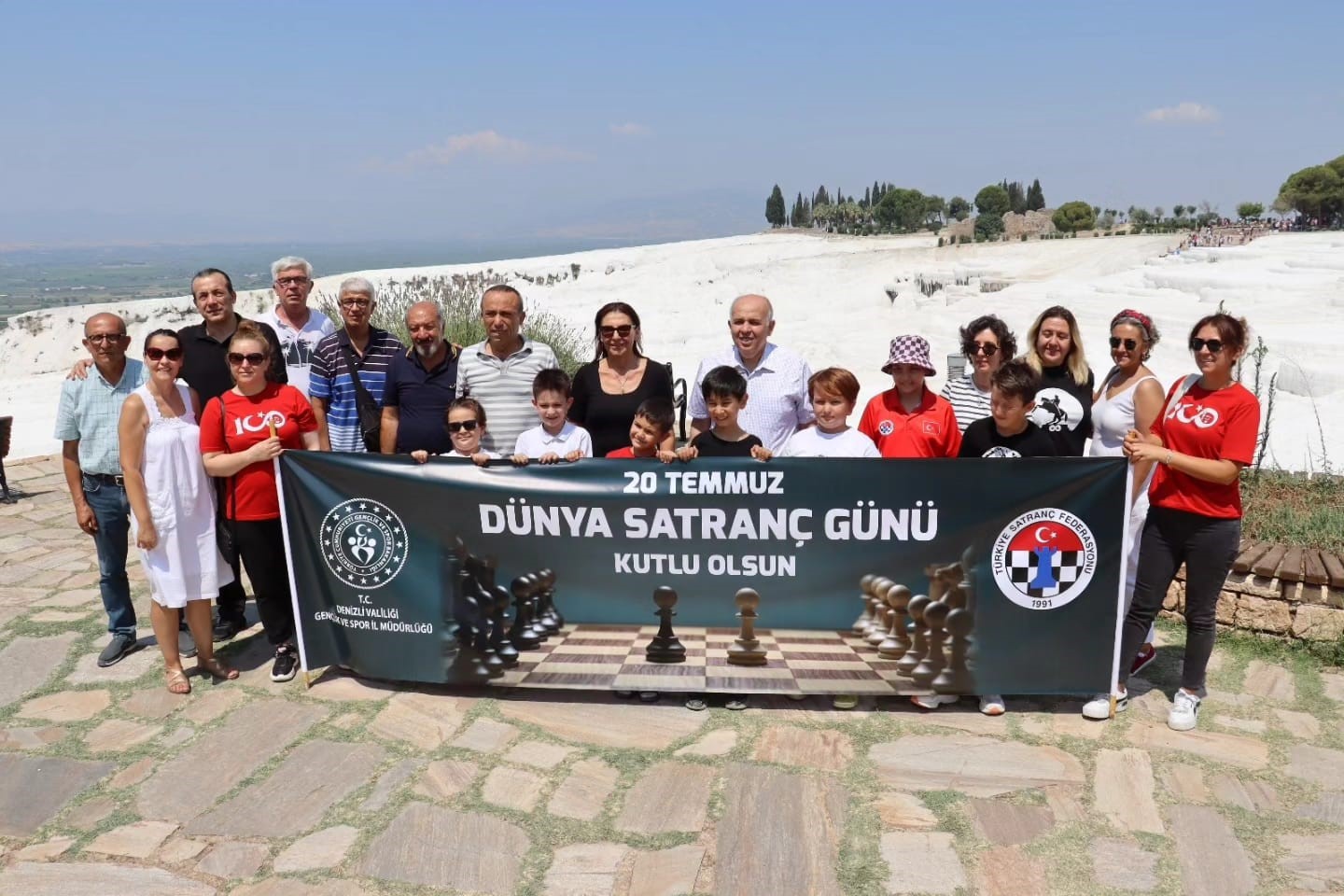 Satran&ccedil; hamleleri, Pamukkale&rsquo;nin beyaz travertenleri &uuml;zerine atıldı
