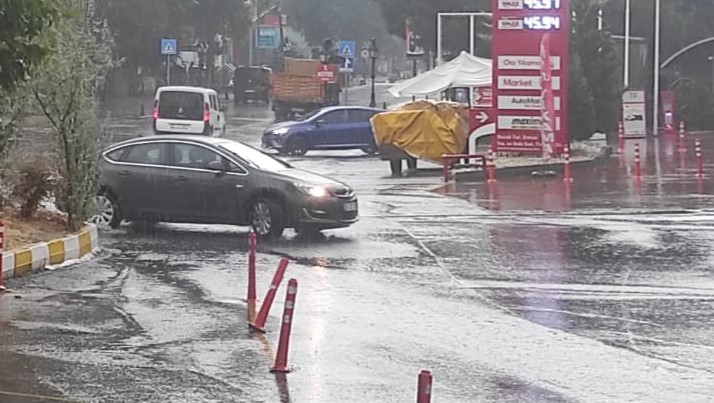 Kavurucu sıcaklarda serinleten yağmur
