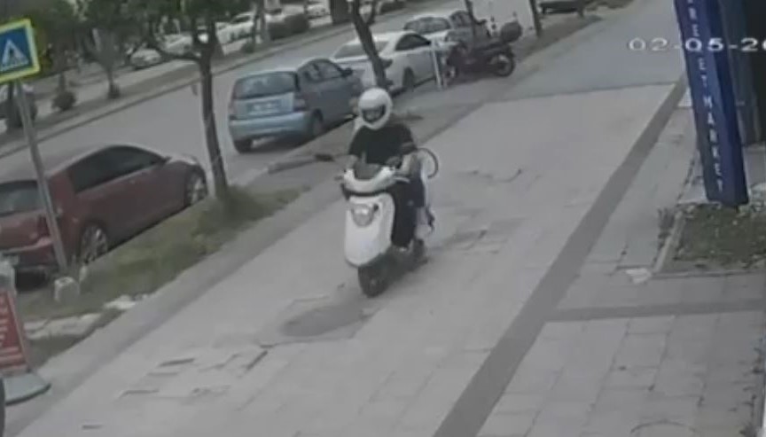 Kaldırım taşı kalkınca motosikletteki genç kızlar yere çakıldı
