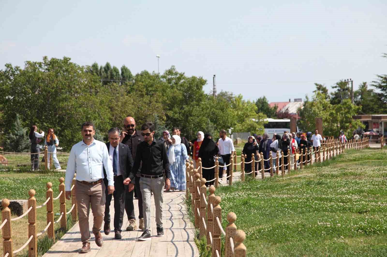 Bitlisli anneler "İlimizi Tanıyalım Anneler" projesiyle yaşadıkları şehri tanıyor
