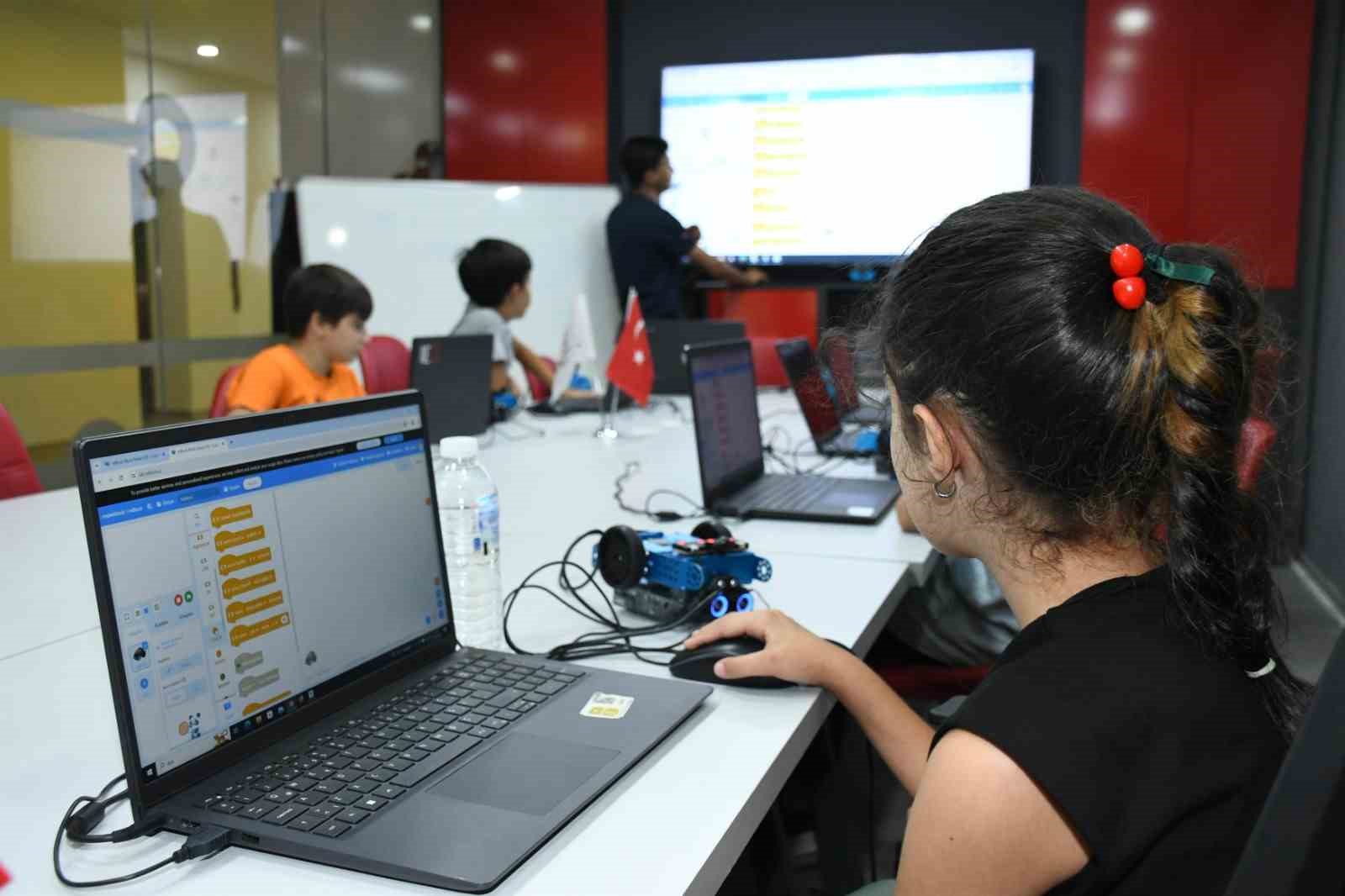 Balıkesirli &ccedil;ocuklar robotik kodlamayı &ouml;ğreniyor
