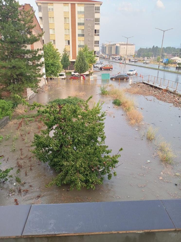 K&uuml;tahya&rsquo;da sağanakta iş yerleri ve evler sular altında kaldı
