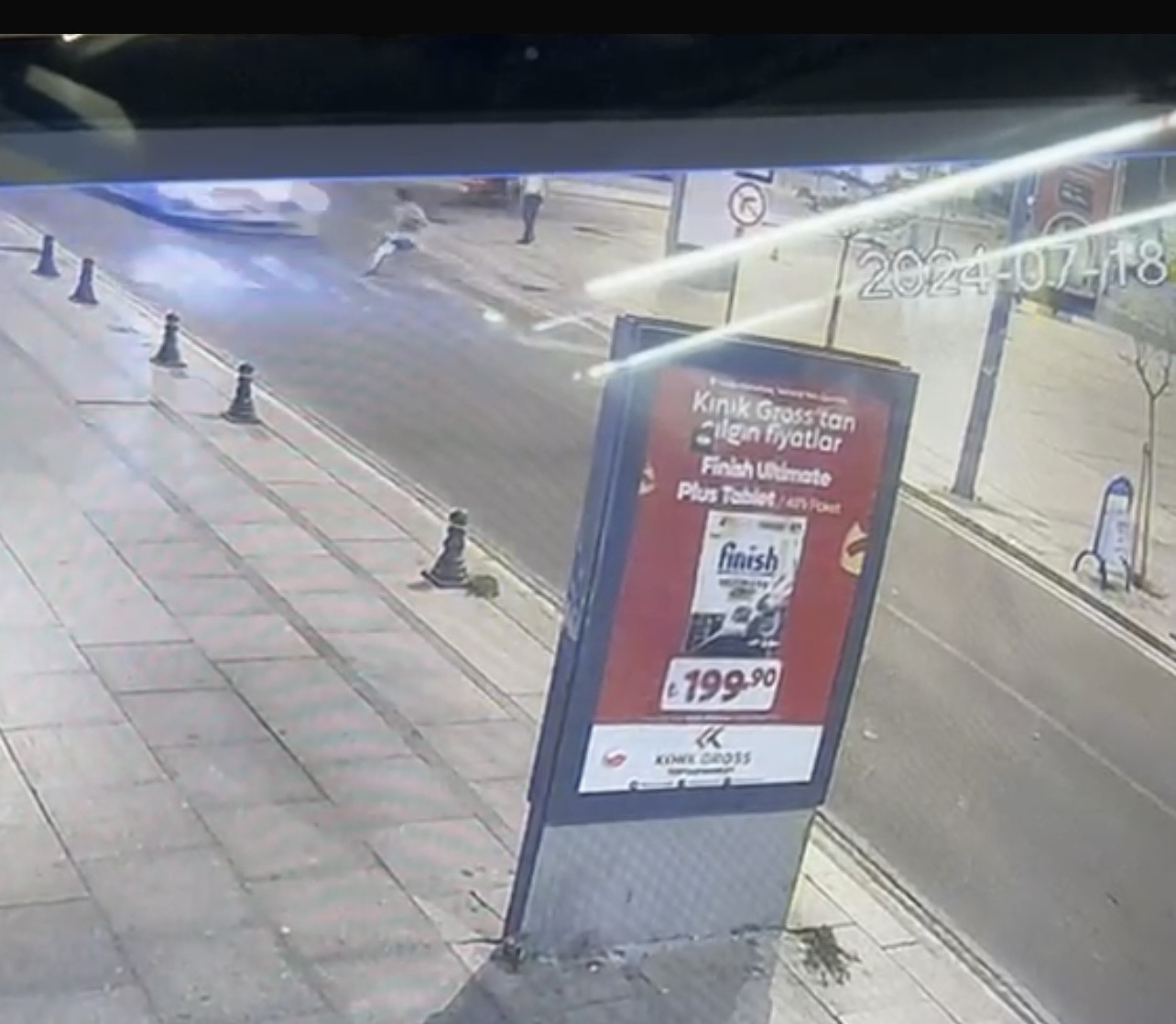 Otomobiliyle &ccedil;arptığı &ccedil;ocuğu hastaneye bırakıp ka&ccedil;tı
