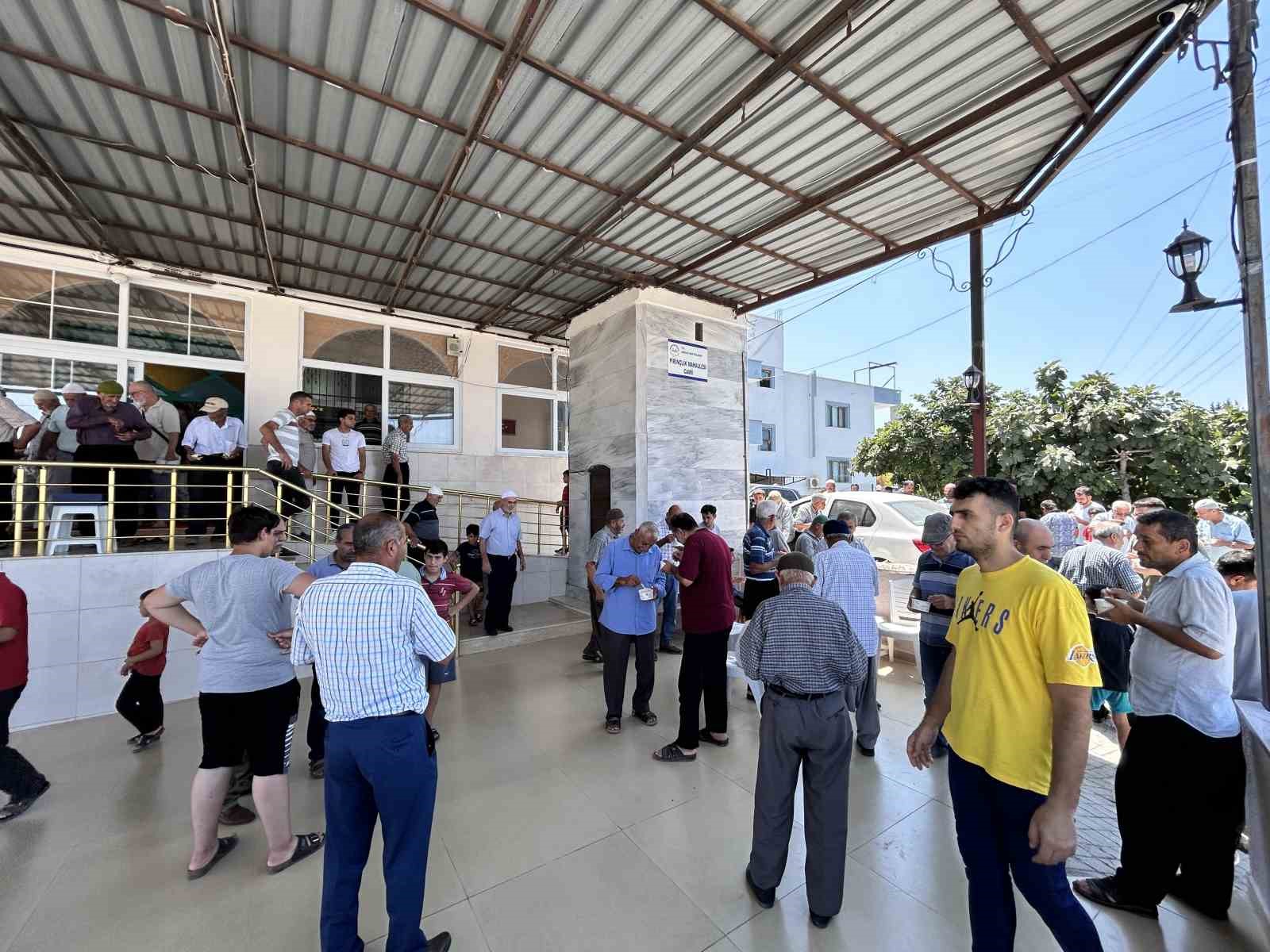 Deprem bölgesinde bolluk ve bereketin simgesi aşure odun ateşinde pişti
