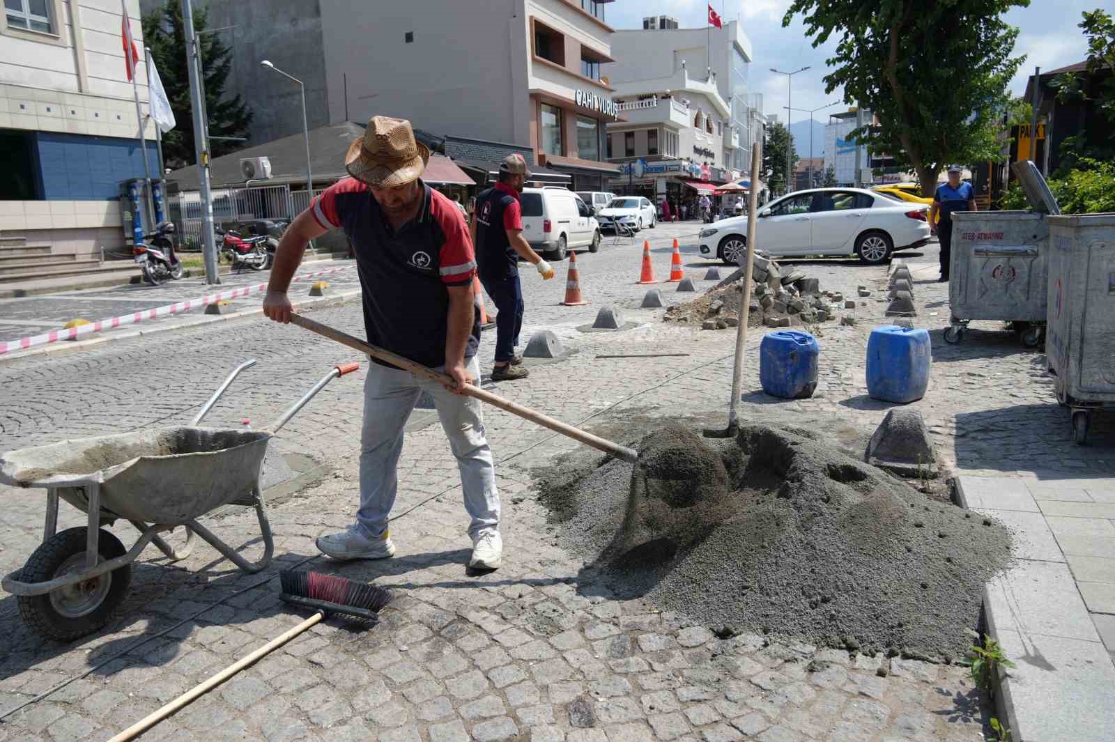 10 kilometre yeni yol 38 kilometre yolda regraj yapıldı
