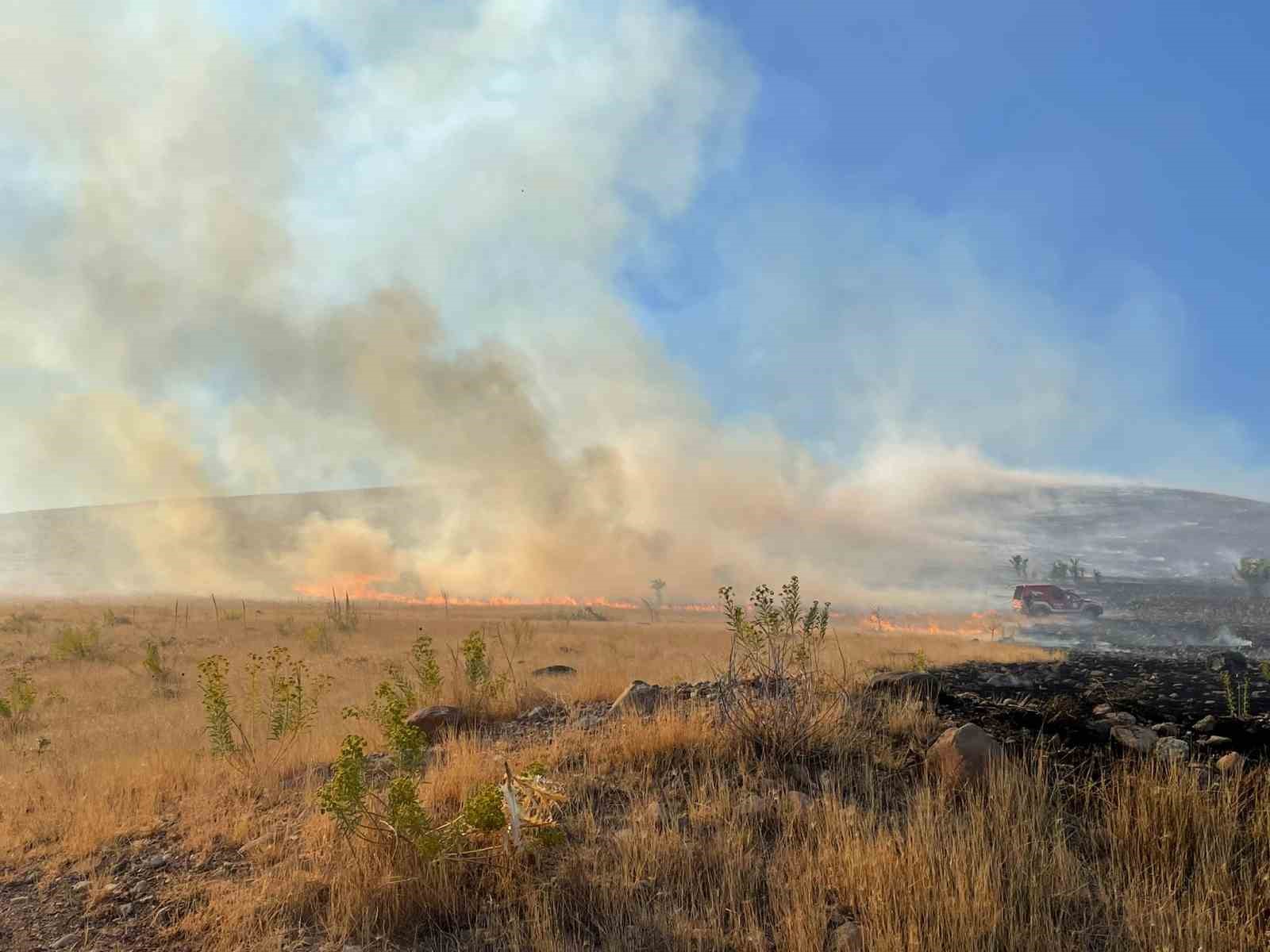 Malatya&rsquo;da bir hektarlık alanda anız yangını
