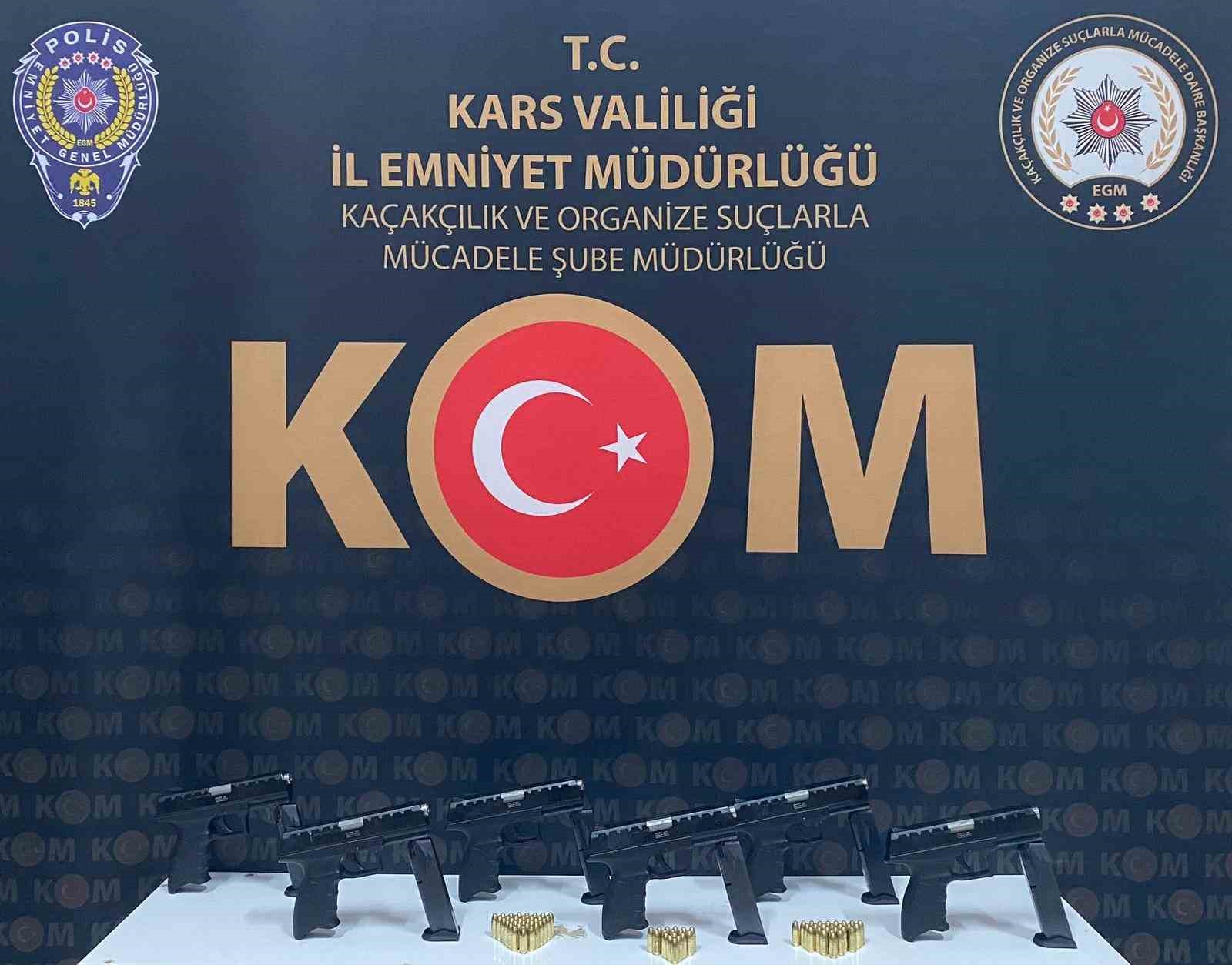 Kars&rsquo;ta t&uuml;t&uuml;nlerin i&ccedil;erisinden cephanelik &ccedil;ıktı
