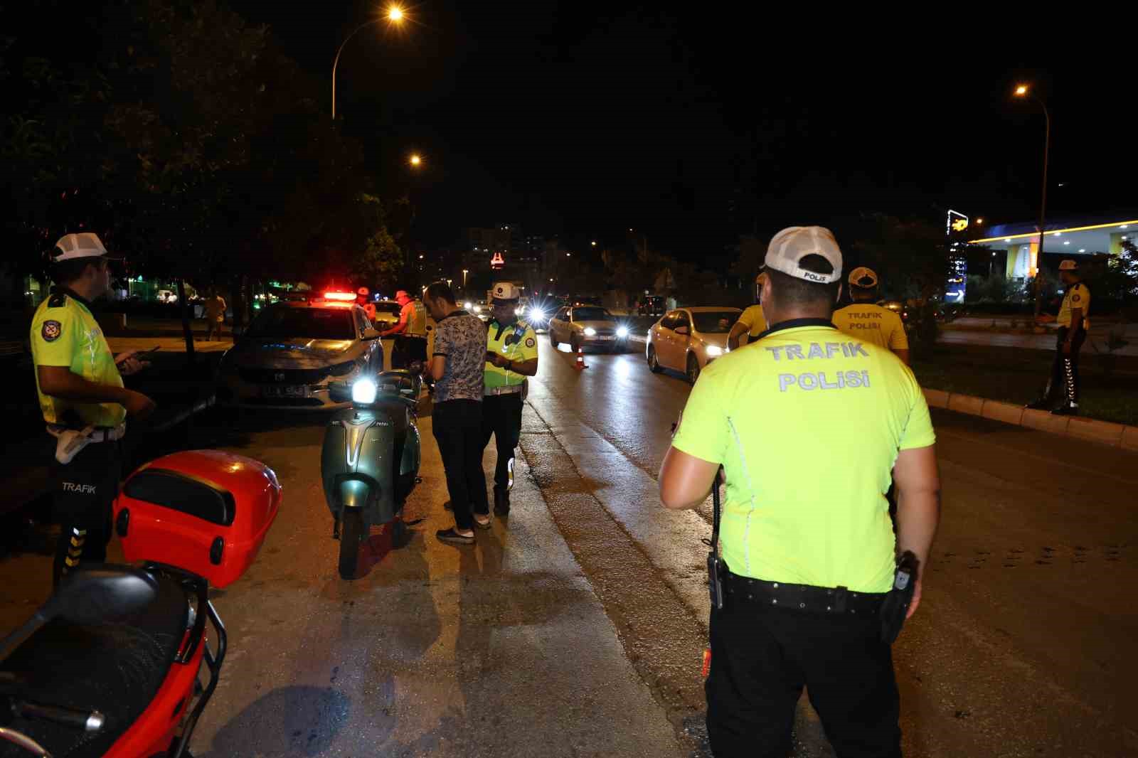 Adana&rsquo;da saat başına 12 motosiklet s&uuml;r&uuml;c&uuml;s&uuml;ne ceza
