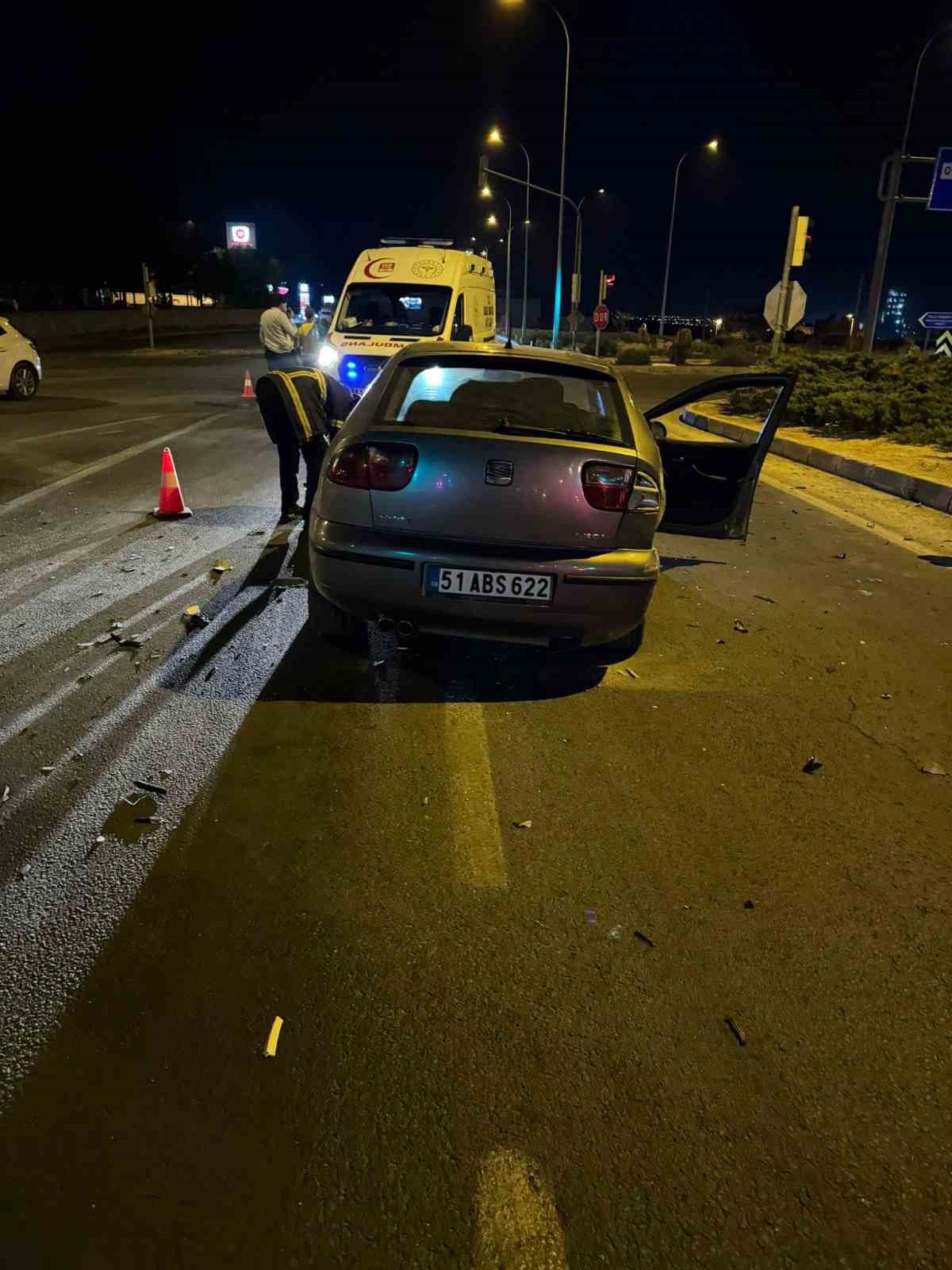 Niğde’de minibüs ile otomobil çarpıştı: 2 yaralı