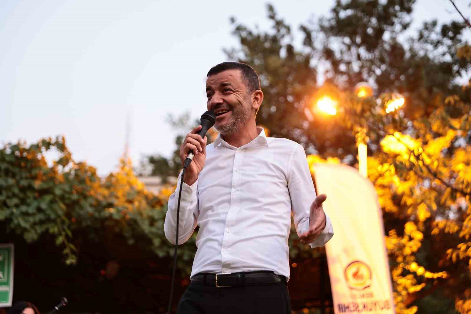 Başkan Çavuşoğlu gençlerle halay çekip oyun oynadı