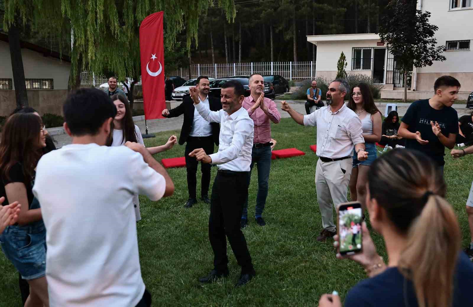 Başkan &Ccedil;avuşoğlu gen&ccedil;lerle halay &ccedil;ekip oyun oynadı
