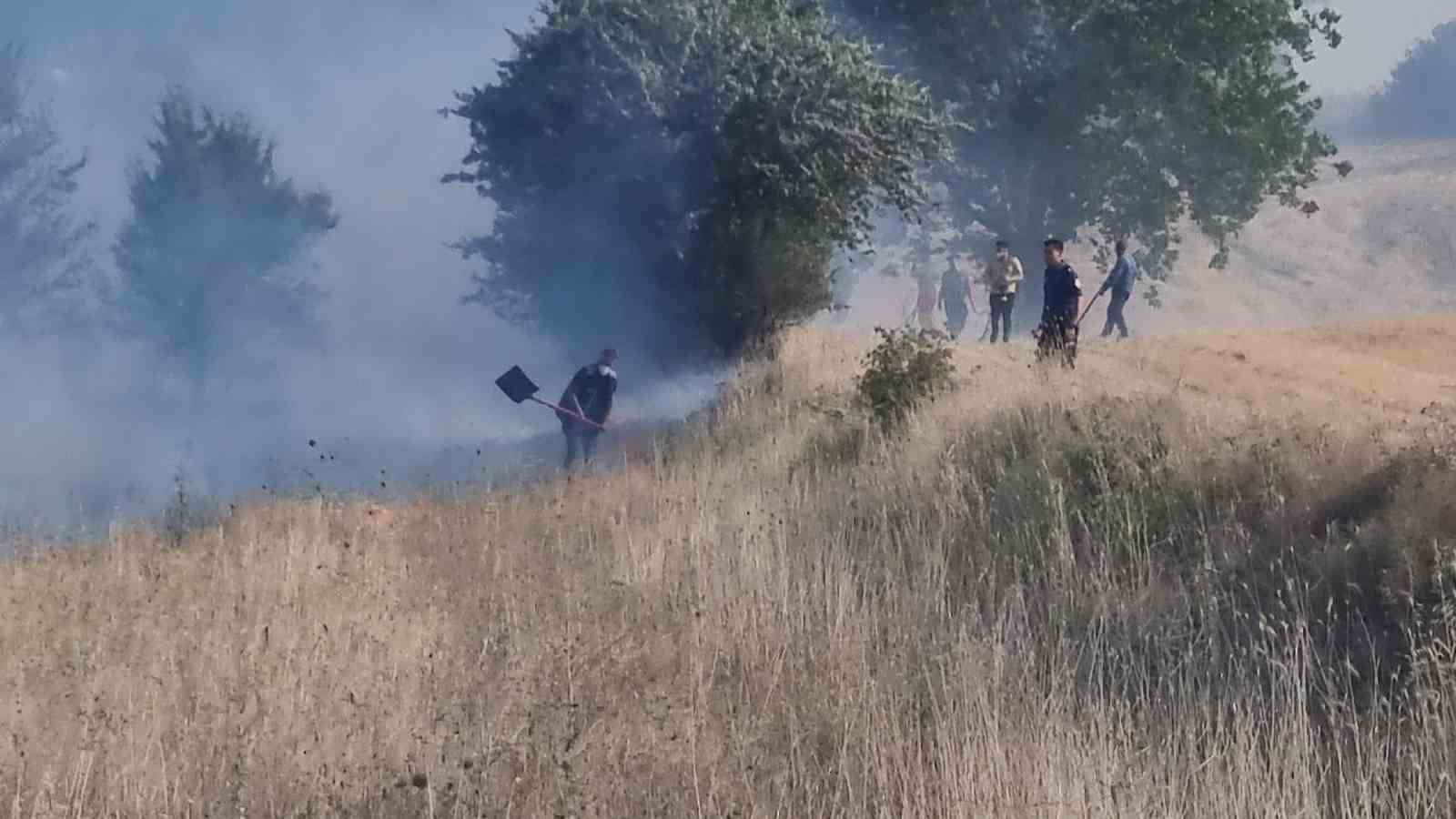 K&uuml;tahya Domani&ccedil;&rsquo;teki anız yangını ekiplerin hızlı m&uuml;dahalesiyle b&uuml;y&uuml;meden kontrol altına alındı
