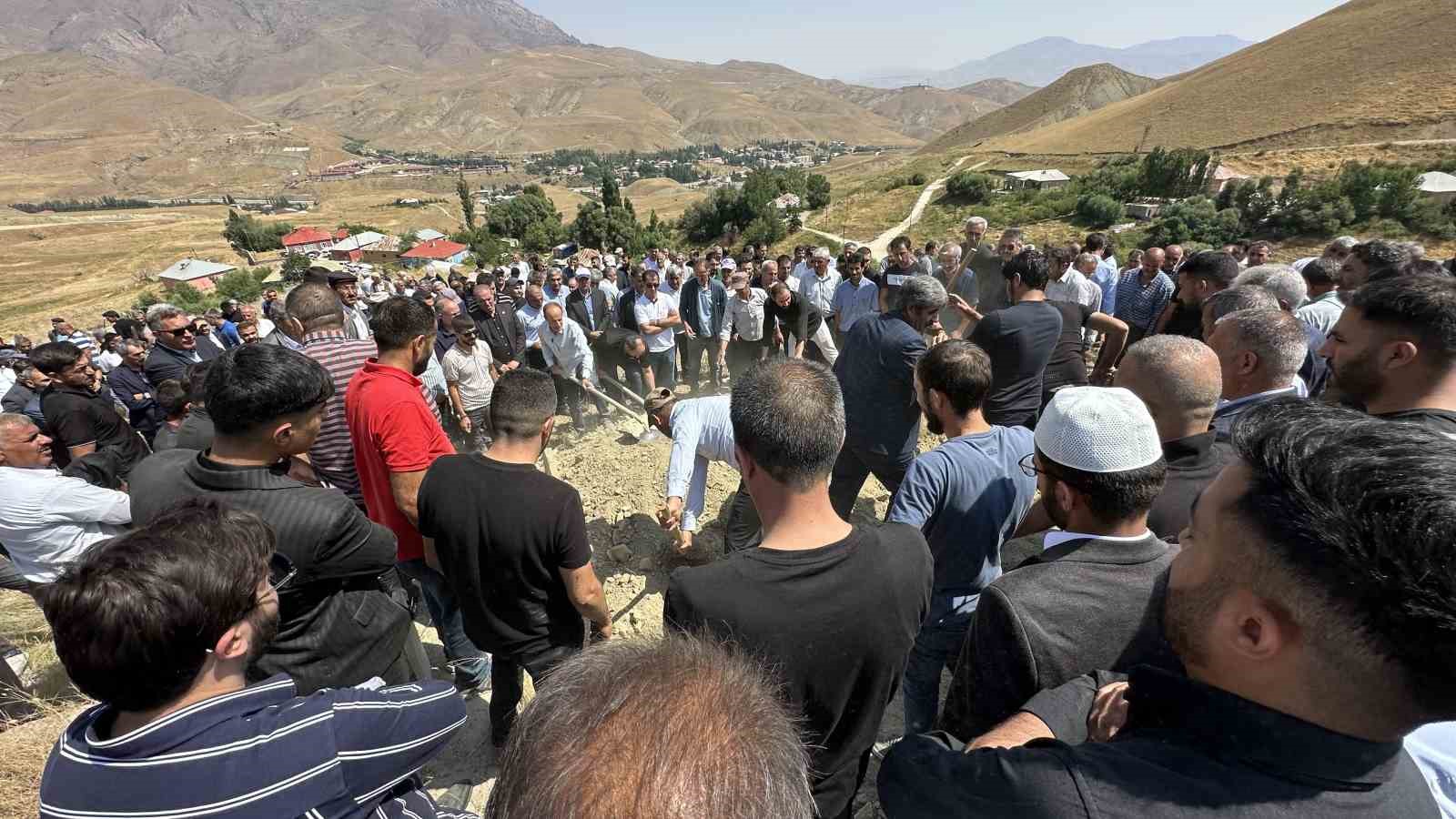 Trafik kazasında hayatını kaybeden karı koca yan yana toprağa verildi