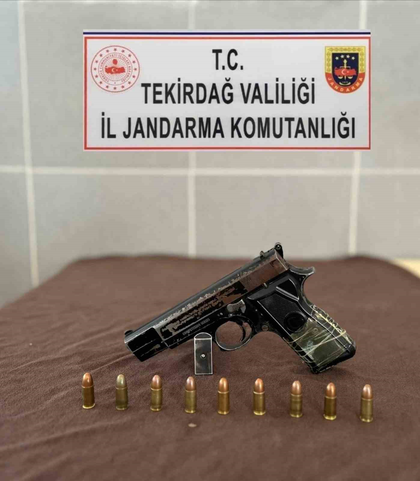Tekirdağ&rsquo;da ruhsatsız silah ve ka&ccedil;ak i&ccedil;ki operasyonu
