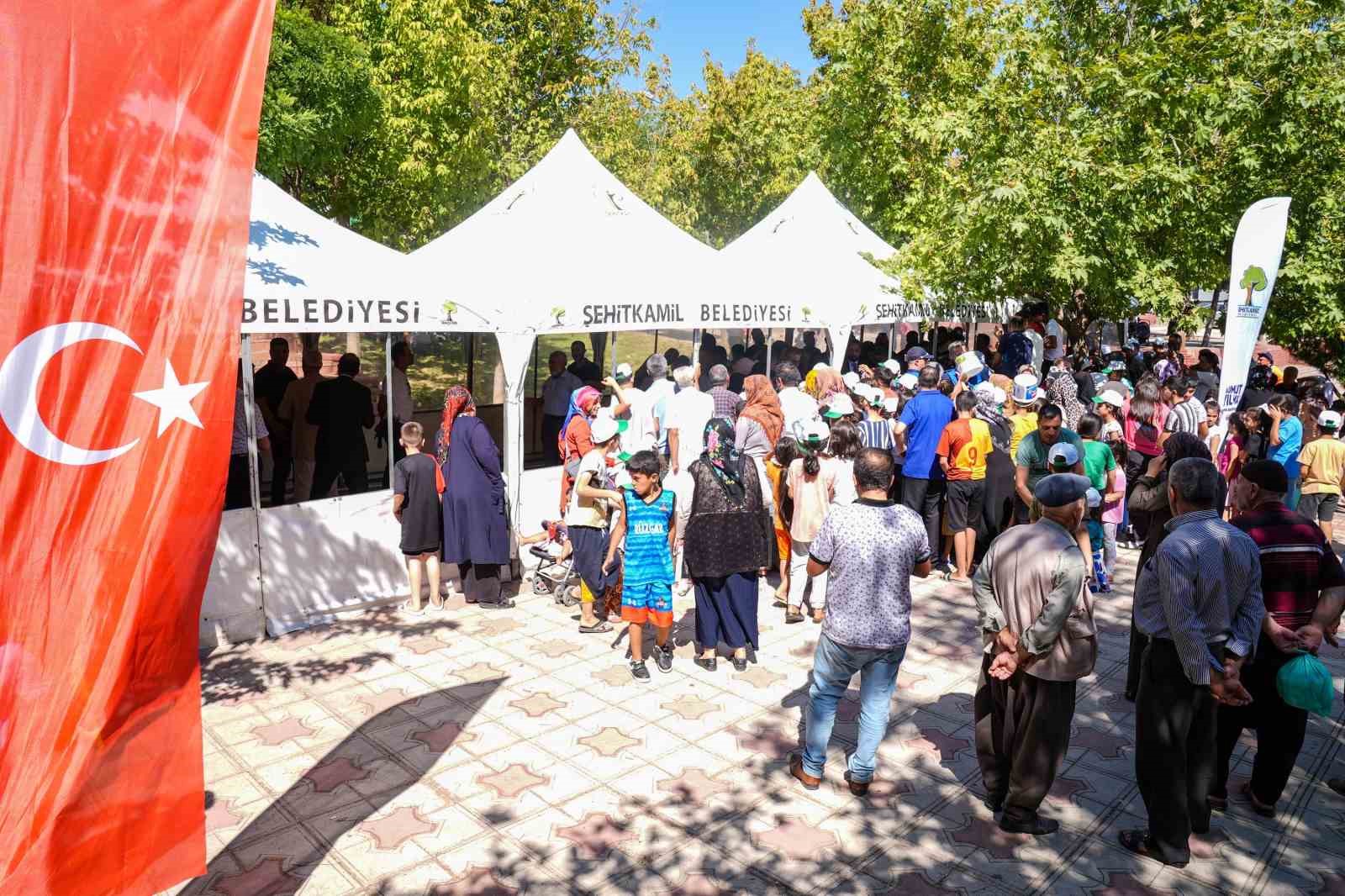 Şehitkamil Belediyesinden aşure ikramı