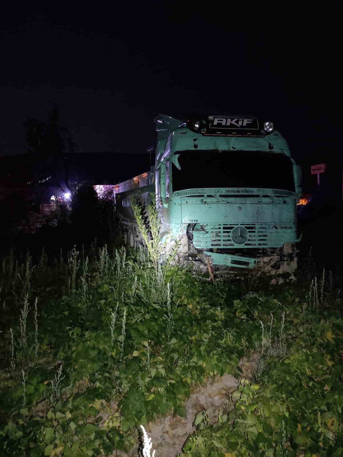 Tırın otomobille çarpıştığı kazada 1 kişi öldü, 5 kişi yaralandı