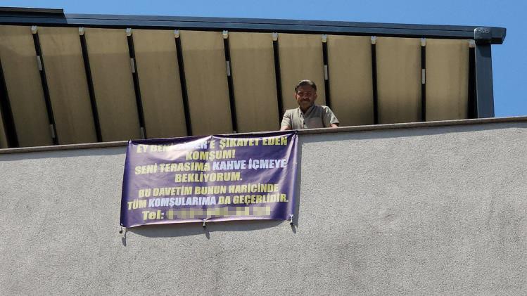 Tentesi yüzünden CİMER’e şikayet edilen gurbetçiden pankartlı yanıt