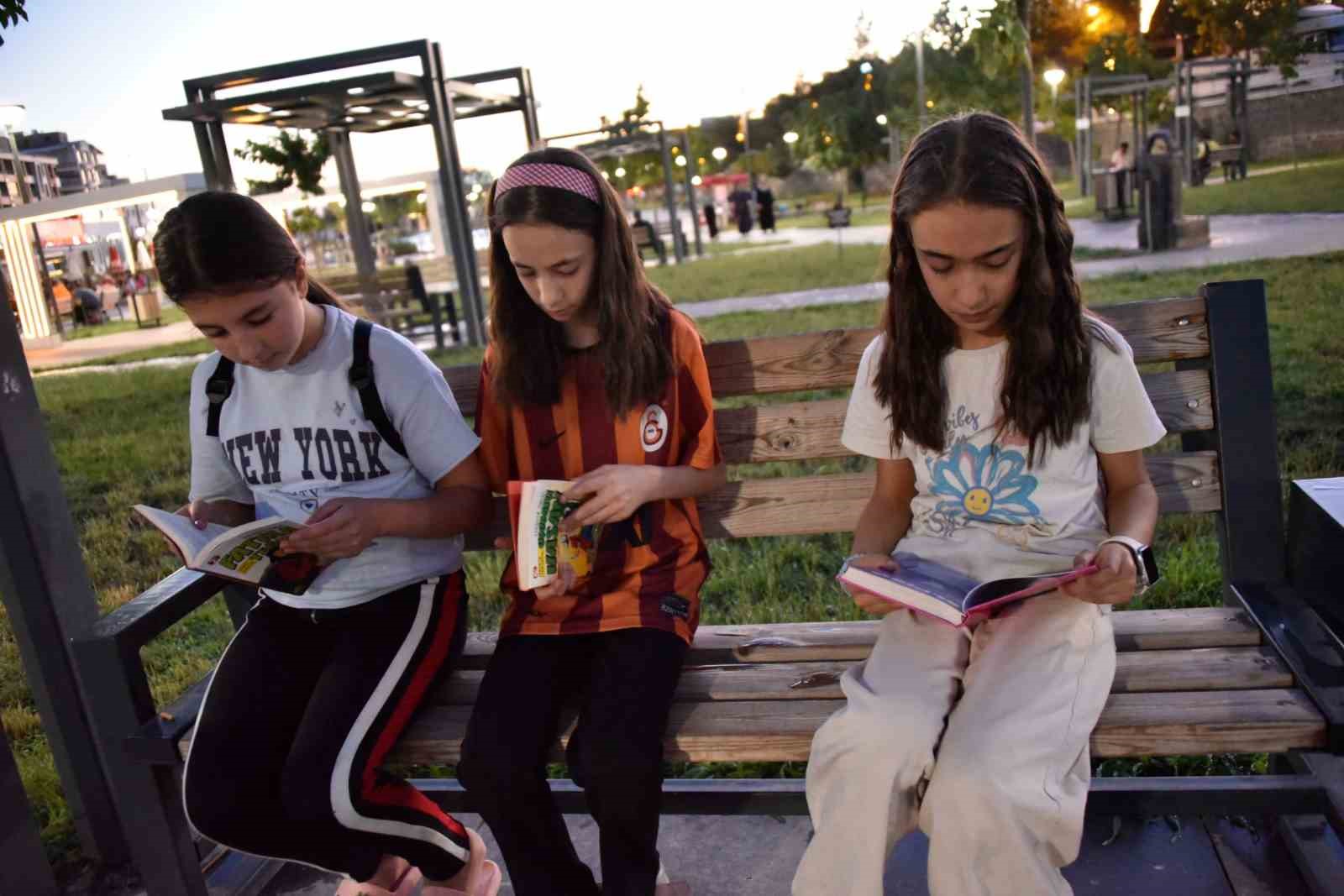 Parklarda mini kitaplıklar kuruldu