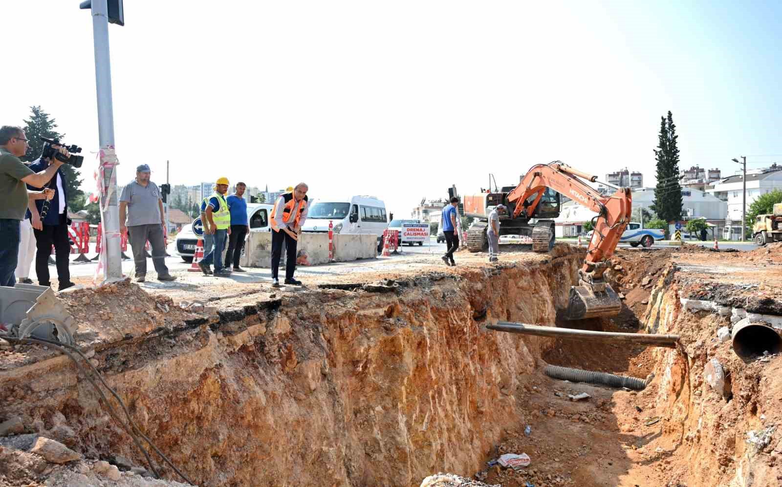 Kepez, Büyükşehir ile birlikte ilçenin yağmur suyu sorununu çözüyor
