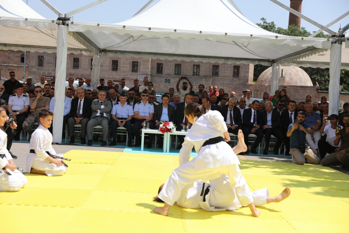 Vali Çiçek: "1,5 yıl gibi bir zamanda 37’nci spor okuluna ulaşmanın gururunu yaşıyoruz”
