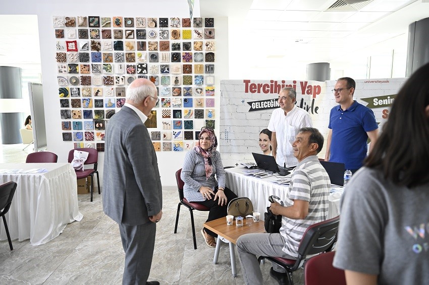 Rektör Savaş, Uşak Üniversitesi Tercih Günlerinde aday öğrencilerle buluştu
