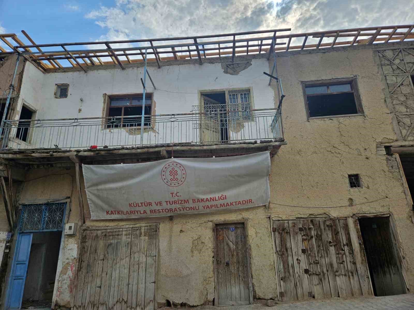 Derende&rsquo;deki eski otelde restorasyon &ccedil;alışmaları s&uuml;r&uuml;yor

