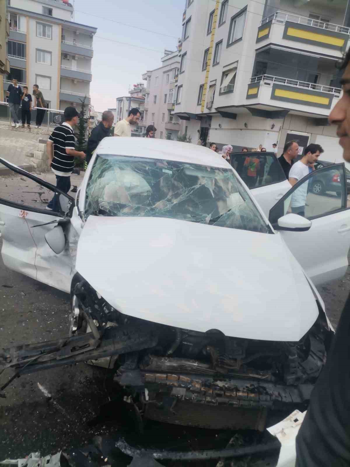 Gaziantep&rsquo;te 2 ara&ccedil; kafa kafaya &ccedil;arpıştı: 3 yaralı
