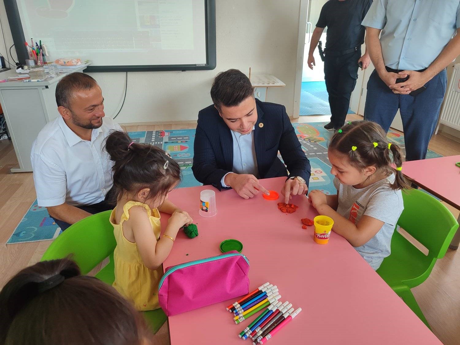 Kaymakam Gündoğdu’dan öğrencilere dondurma
