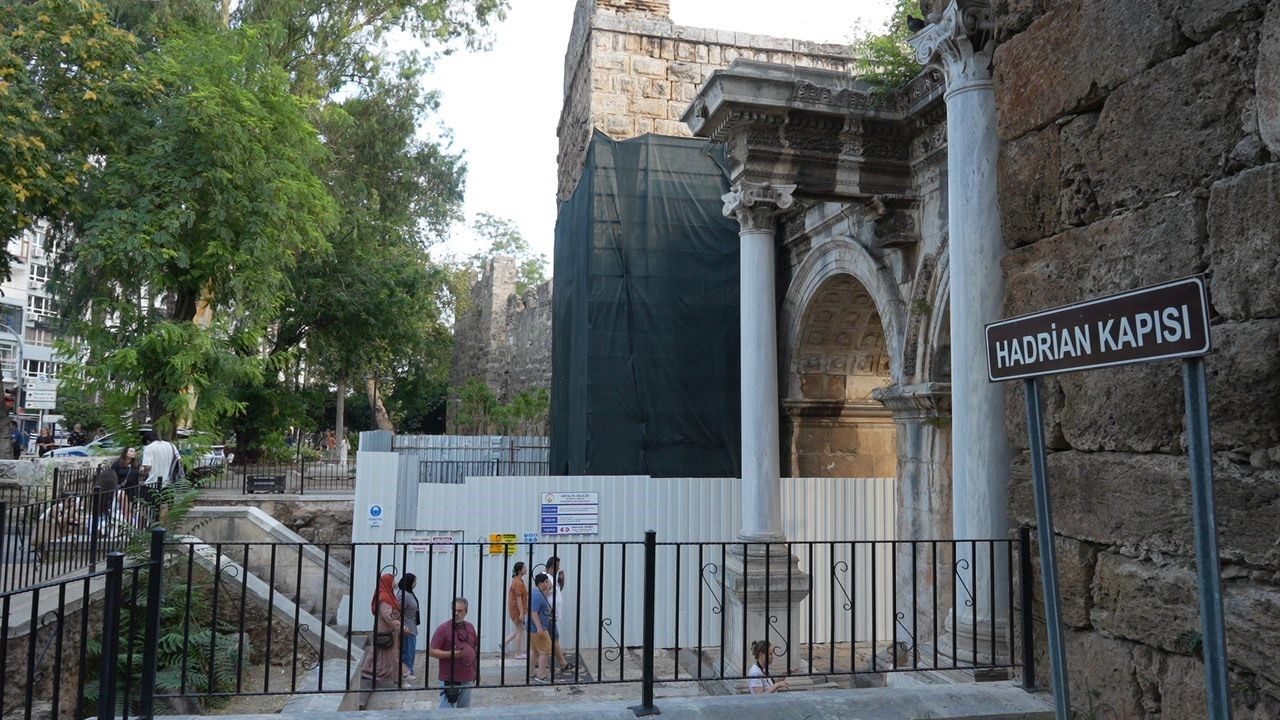 Antalya’nın sembolü Hadrian restore edilecek
