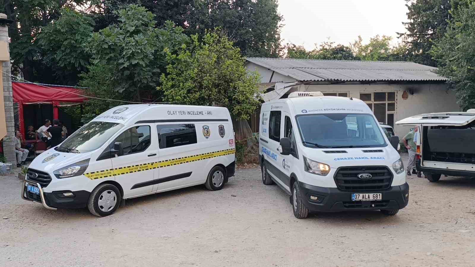 86 yaşındaki kimsesiz adam virane yapıdaki kanepede &ouml;l&uuml; bulundu
