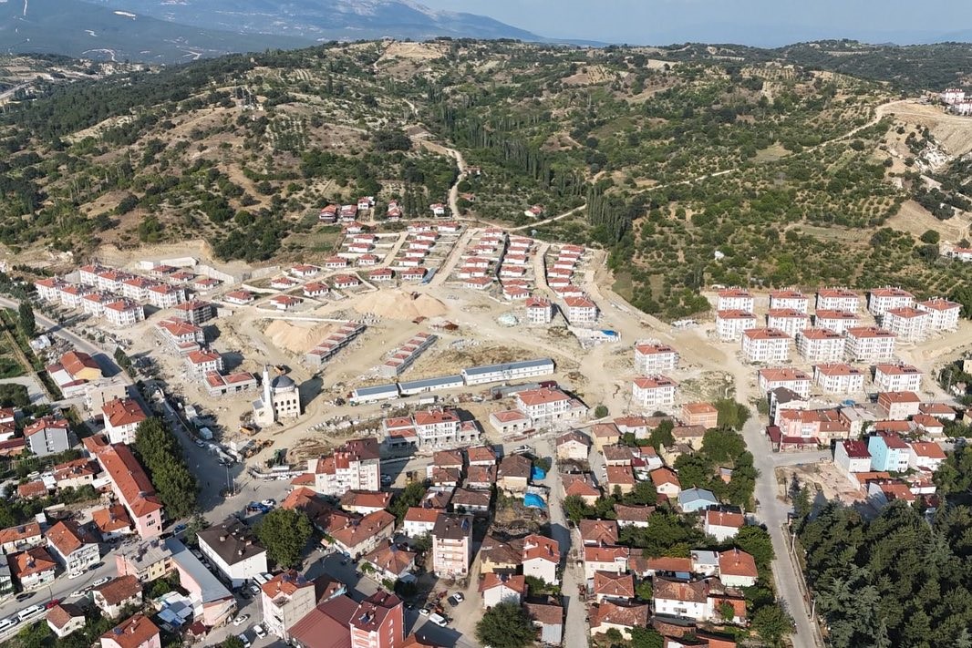 Pazarlar il&ccedil;esindeki TOKİ projesi yerinde inceledi
