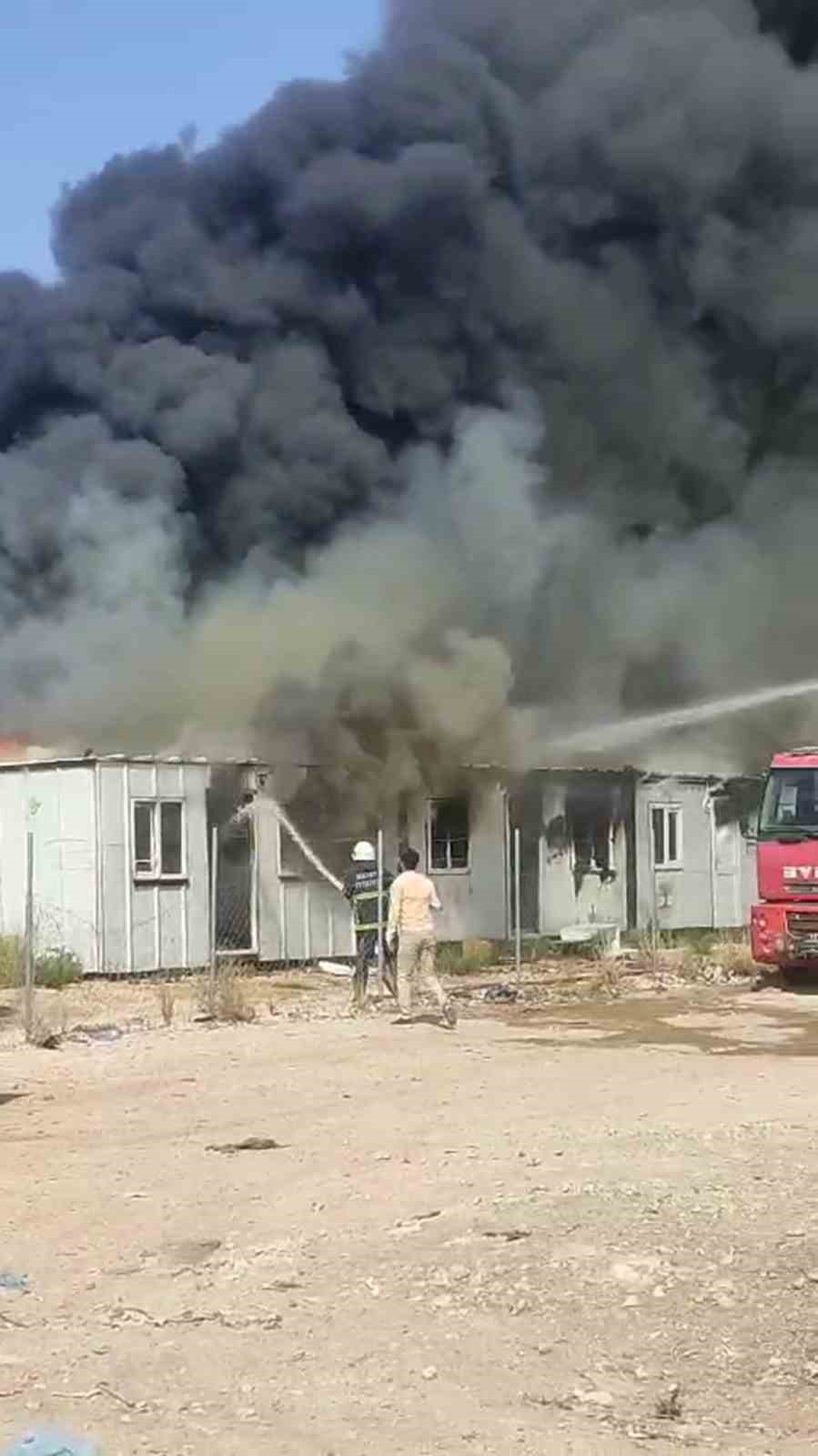 Depremzede vatandaşların yaşadığı konteynerler alevlere teslim oldu
