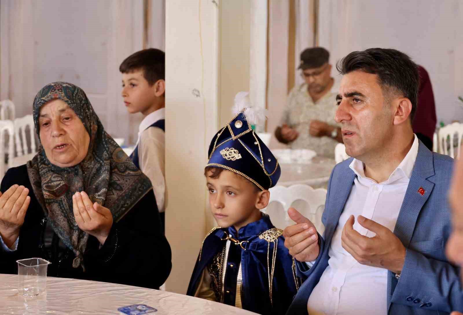 Vali Aygöl, şehit ailesini mutlu günde yalnız bırakmadı