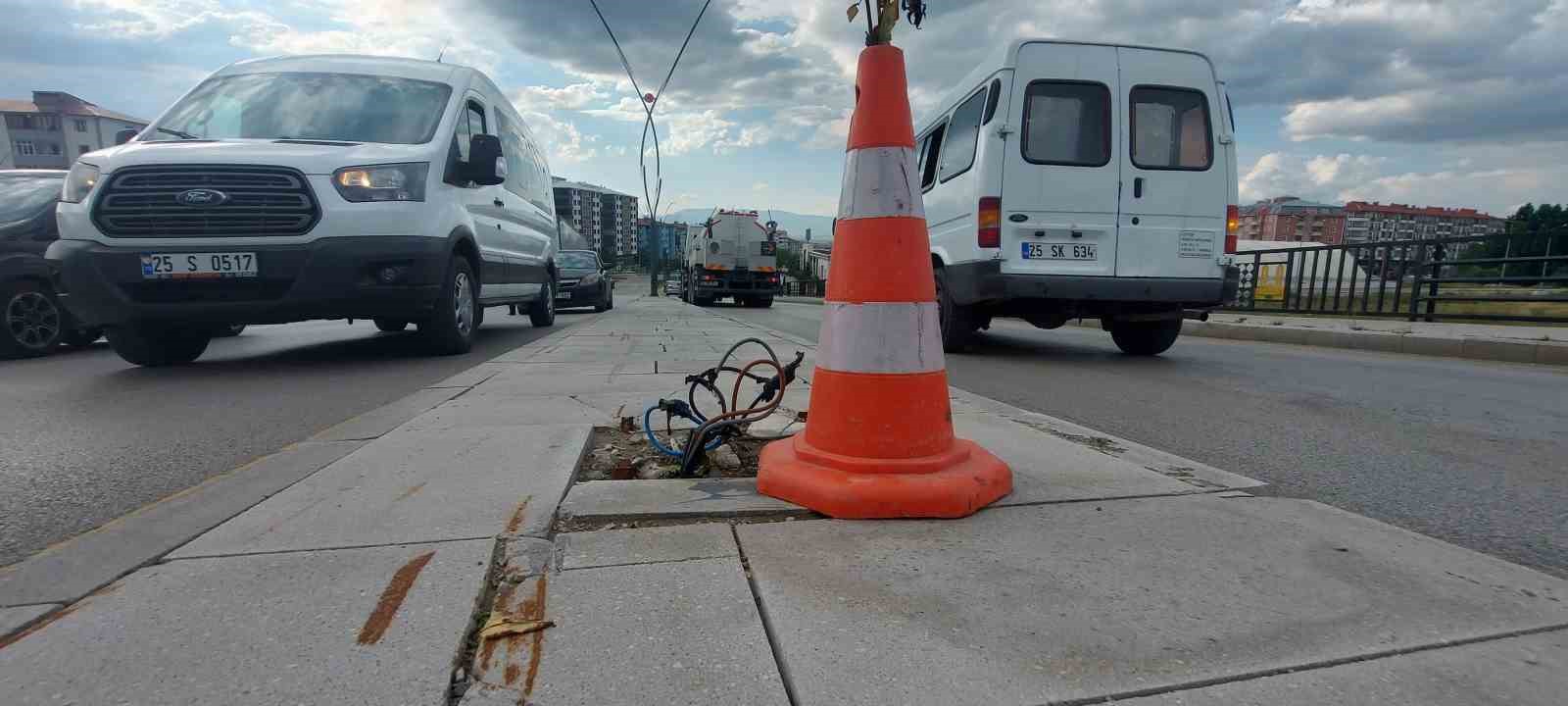 Erzurum’da yol ortasındaki açık elektrik kabloları büyük tehlike oluşturuyor
