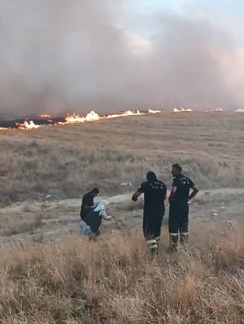 Alevlerin arasında kalan yaşlı kadını itfaiye ekipleri kurtardı