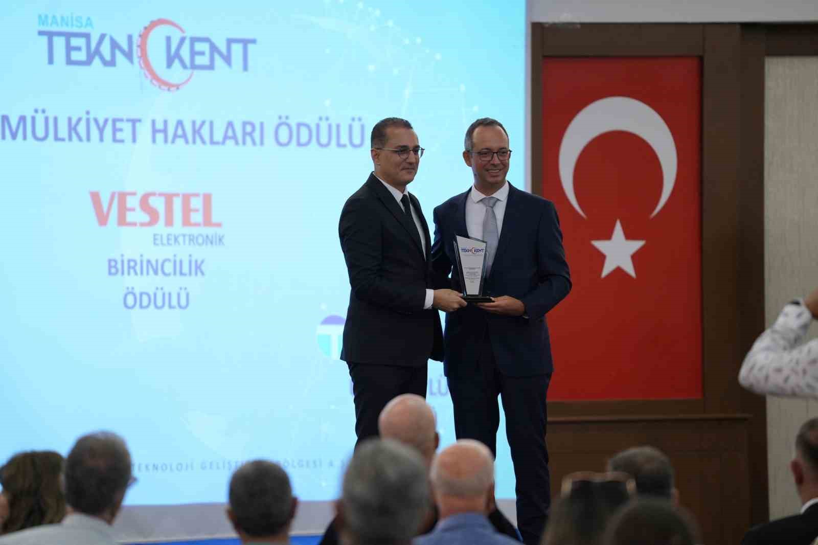 Manisa CB&Uuml; TEKNOKENT katkı sunan firmaları &ouml;d&uuml;llendirdi
