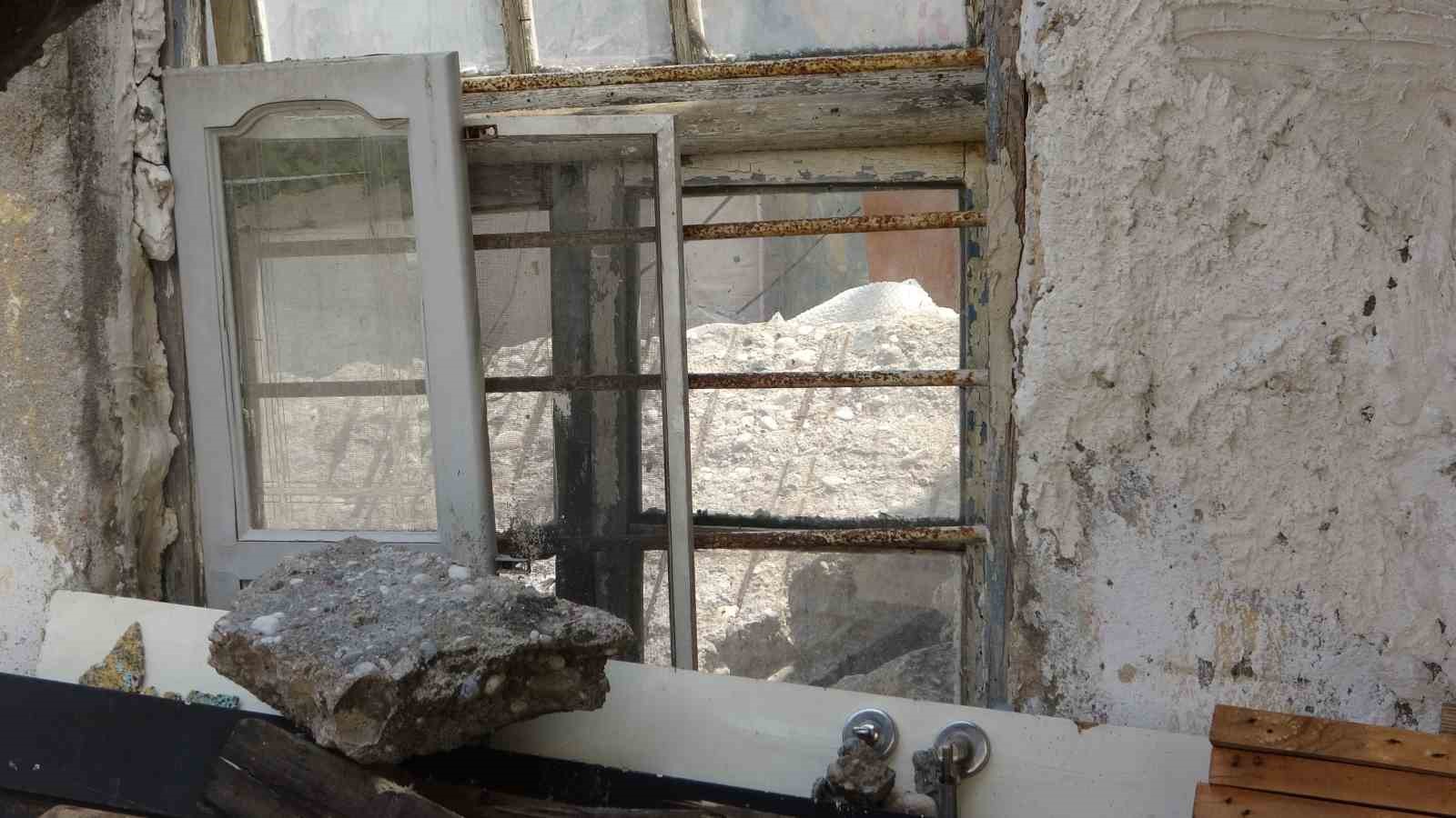 Mersin&rsquo;de sağanak yağış sonrası bir evin damı &ccedil;&ouml;kt&uuml;
