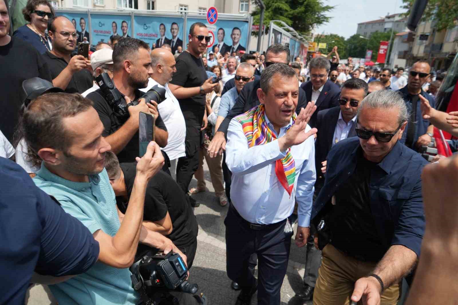 CHP Genel Başkanı Özgür Özel’den Ahmet Akın’a övgüler