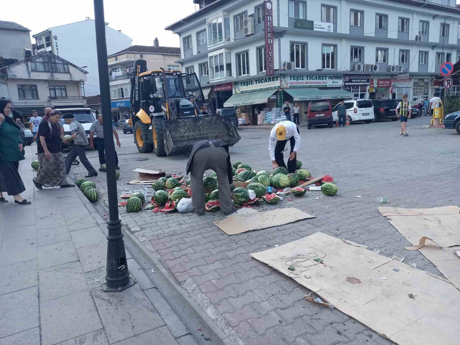 Karpuz satışı için izin verilmeyen vatandaş sinir krizi geçirdi
